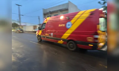 Mulher fica ferida após batida entre carro e moto na Vila Nova em Apucarana