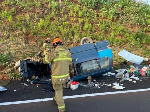 Homem é resgatado de helicóptero após capotamento de van na BR-376