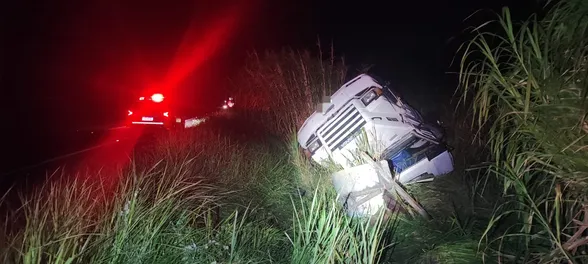 Caminhão capota na PR-218 em Arapongas e deixa motorista ferido