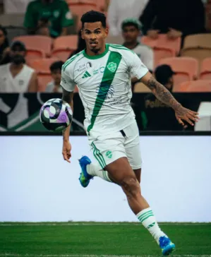 Atacante brasileiro critica Campeonato Saudita: "Querem dar a taça para uma pessoa"