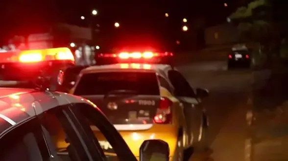 PM flagra motorista com bebidas no carro após denúncia de direção perigosa