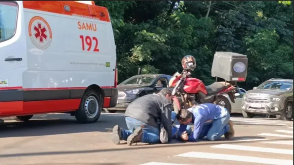 Após acidente no PR, motorista se ajoelha e reza por motociclista caído no chão
