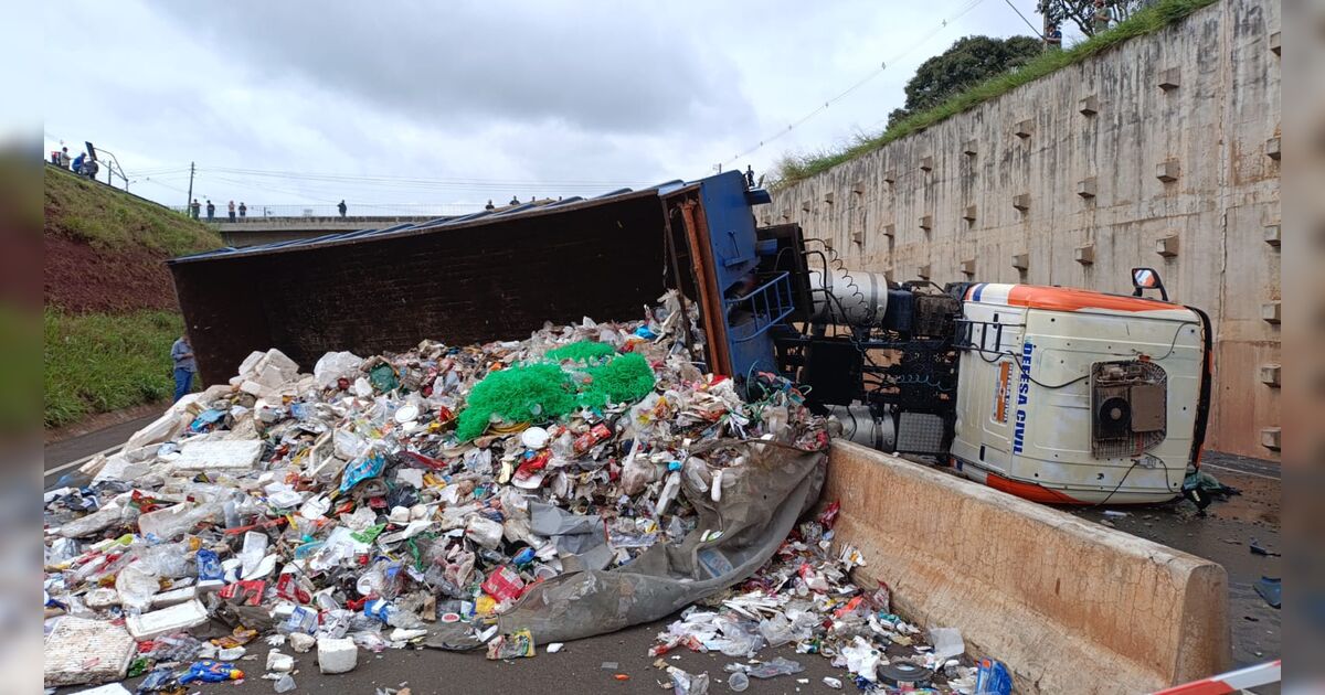 Caminh�o de recicl�veis tomba e bloqueia os dois sentidos da BR-376 em Maring� (PR)