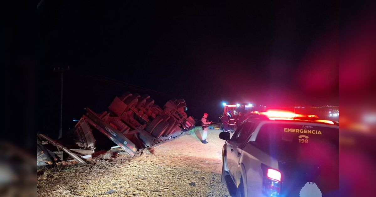 Caminhoneiro de 78 anos morre após carreta tombar em Astorga