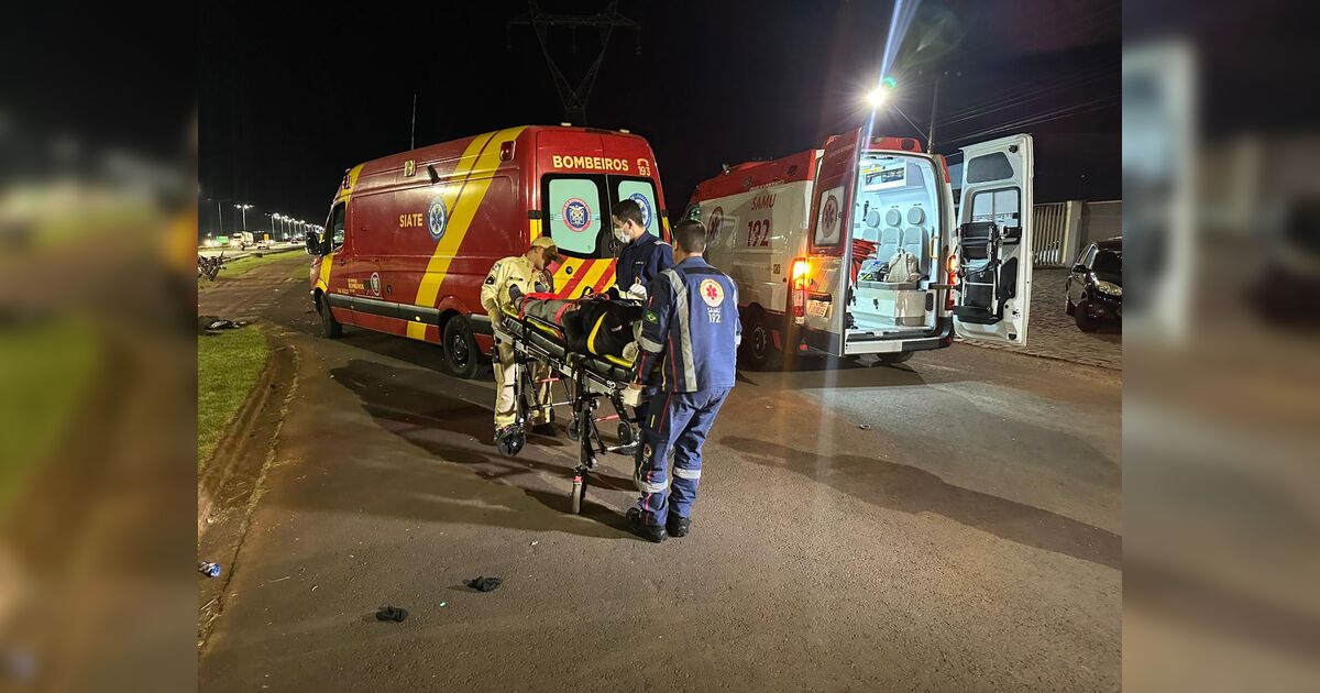 Motorista de carro atinge casal em moto e foge sem prestar s