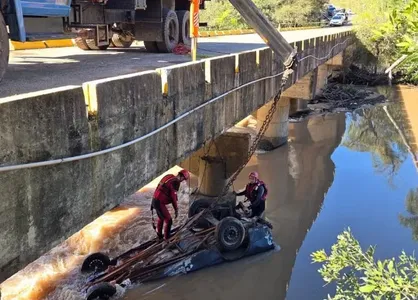 A principal hipótese é que ele perdeu o controle da direção ao acessar a cabeceira da ponte e caiu no rio