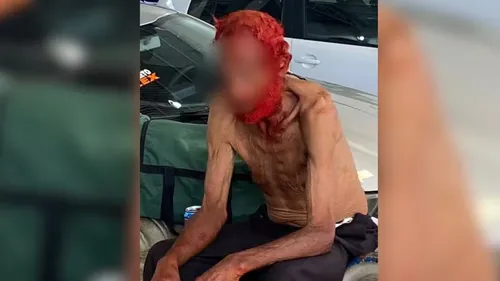 Empresário força idoso em situação de rua a pintar barba e cabelo em troca de doações; veja