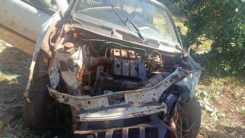 Fiat Strada saiu da pista e capotou no km 93 da PRC-466, em Lidianópolis