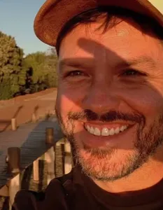 Nas redes sociais, ele se descrevia como "sonhador, guerreiro, louco por aviões, apaixonado pela esposa e temente a Deus"