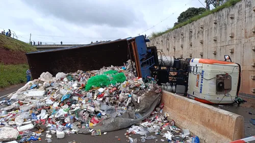 O caminhão está sendo removido neste momento