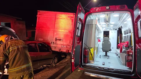 Colisão na traseira de caminhão deixa um morto em Apucarana
