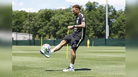 Neymar treina no campo pela primeira vez, mas não deve jogar contra o Haiti