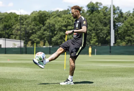 Neymar brinca com a bola, mas ainda não treinou com os companheiros