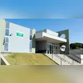 Homens armados invadem posto de saúde em busca de mulher e causam pânico