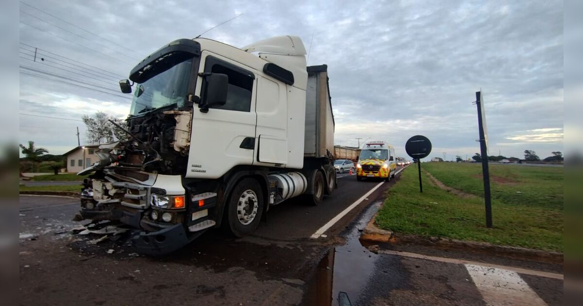 Acidente entre caminhões mobiliza equipes de socorro na BR-376 em Apucarana