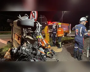 Motorista fica ferido após colidir com carreta e capotar carro na BR-369 em Arapongas