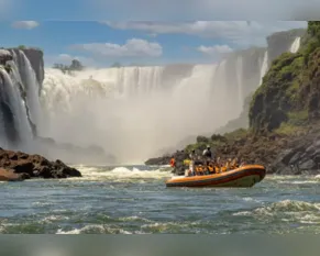 Embarcação com turistas vira e deixa um morto nas Cataratas do Iguaçu, no Paraná
