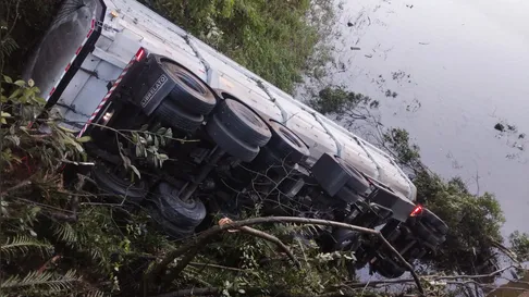 Caminhão cai em represa na BR-376 em Tijucas do Sul; motorista está desaparecido