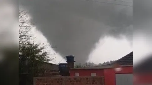 Vídeo impressionante flagra tornado durante tempestade no interior do RS