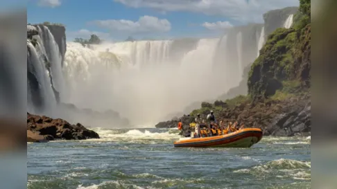 Embarcação com turistas vira e deixa um morto nas Cataratas do Iguaçu, no Paraná