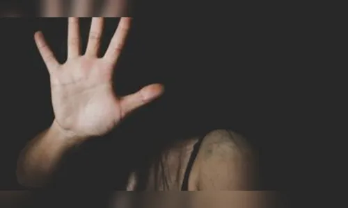 Mulher é espancada por dono de bar em praça de Jandaia do Sul