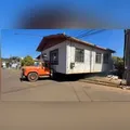 Mulher compra casa de madeira no Paraná e transporta para novo terreno
