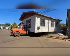 Mulher compra casa de madeira no Paraná e transporta para novo terreno
