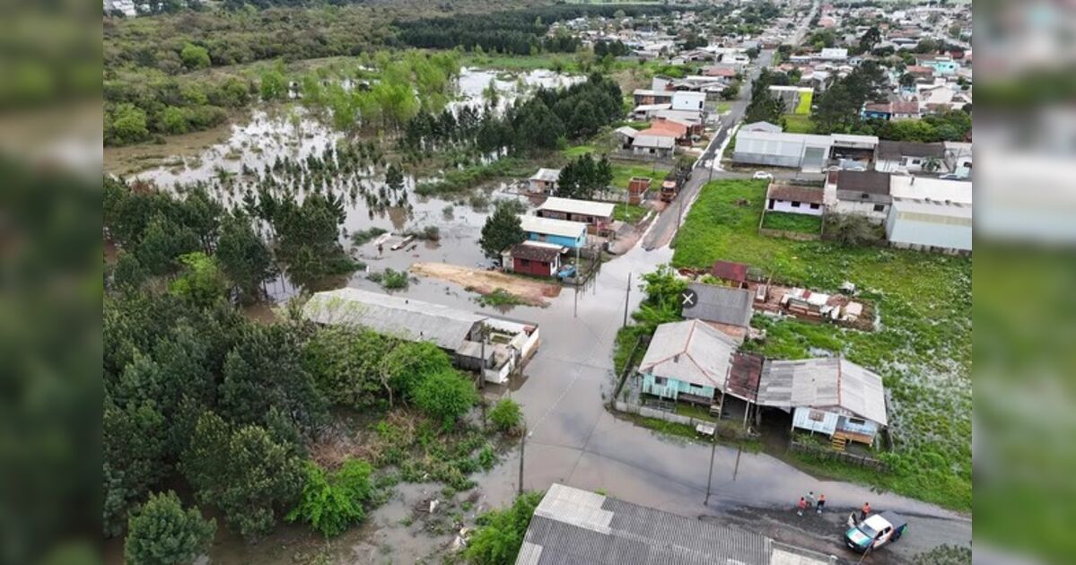 Vista de escola alagada em União da Vitória durante enchente