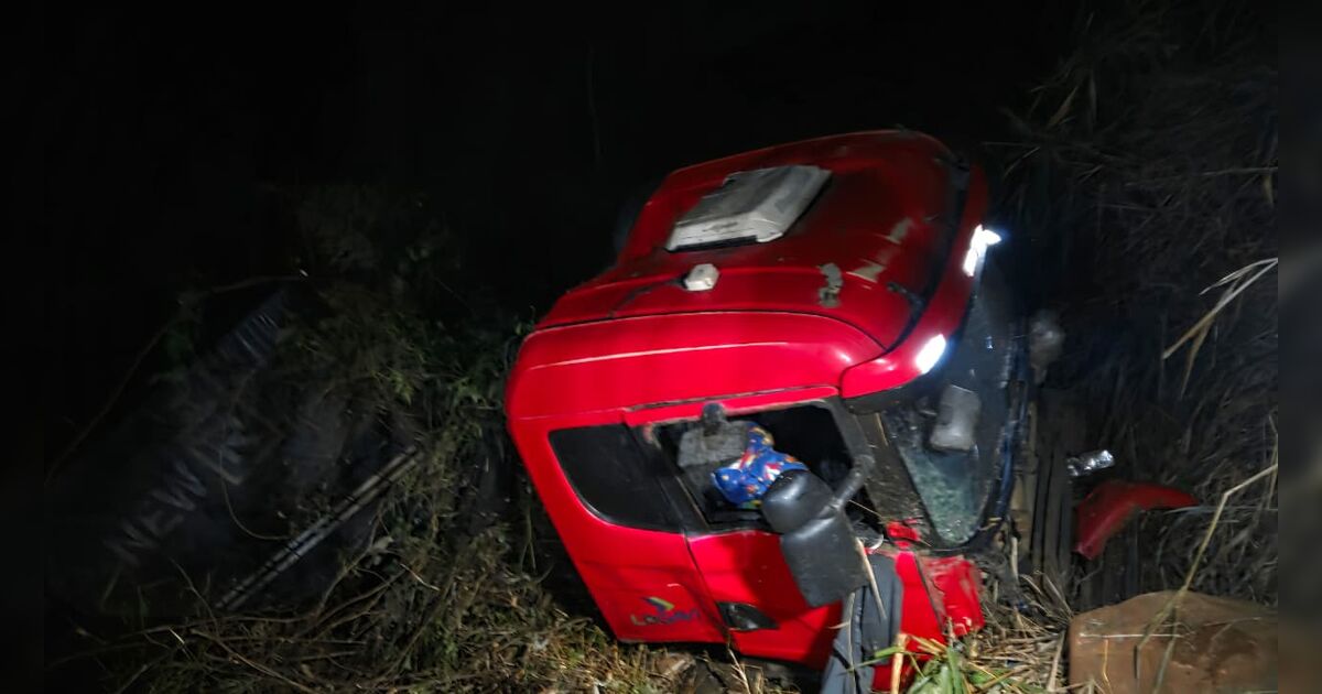 Cena do local do acidente com carreta caída perto do Ribeirão Dourados