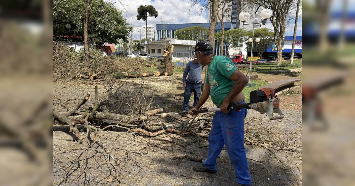 Equipes municipais trabalhando na limpeza de ruas após temporal