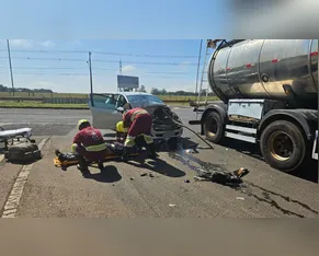 Acidente entre carro e carreta mobiliza socorro na BR-369 em Arapongas