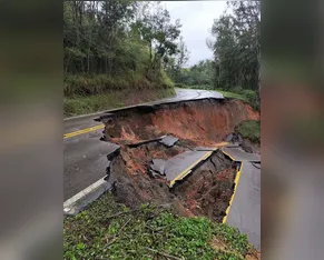 Erosão na BR-476 bloqueia divisa com SP e corta acesso a município do Paraná