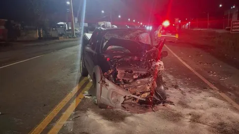 Acidente de trânsito entre caminhão e picape deixa motorista ferido