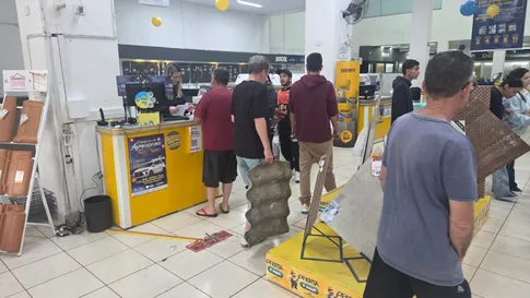 Após temporal, moradores correm atrás de materiais para reparar casas atingidas pelo granizo