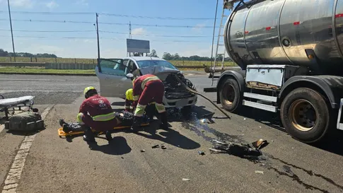 Acidente entre carro e carreta mobiliza socorro na BR-369 em Arapongas