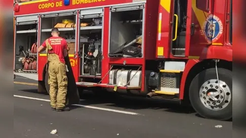 Batida entre Strada e carreta mobiliza bombeiros para conter vazamento de gasolina em Apucarana