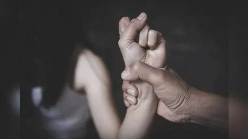 Homem agride esposa, quebra celular e foge com filho em Apucarana