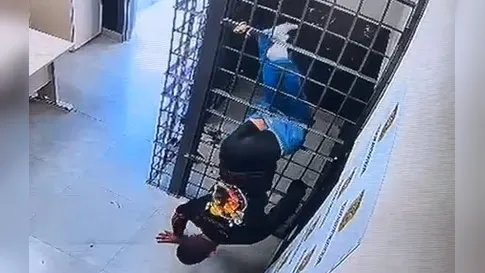 Homem foge da cadeia ao 'espremer' o corpo entre barras da cela em SC; vídeo