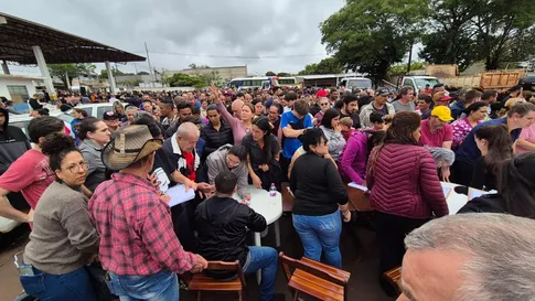 Moradores fazem fila para buscar telhas distribuídas pela prefeitura de Apucarana