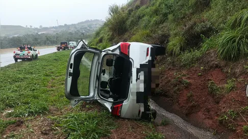 Motorista bate carro em barranco na PR-444 em Apucarana