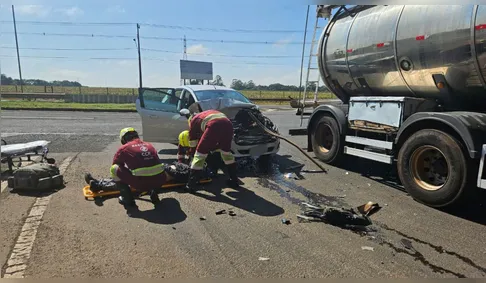 Acidente entre carro e carreta mobiliza socorro na BR-369 em Arapongas