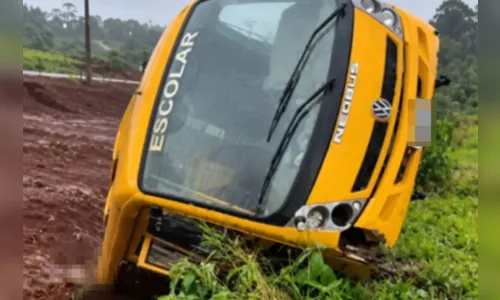 Mistério em Faxinal: ônibus escolar é encontrado dentro de vala na PR-272