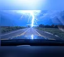 Câmera flagra raio atingindo o chão na rodovia BR-272 no Paraná; vídeo