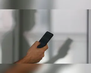 Mulher reage a assalto no portão de casa e recupera celular em Apucarana