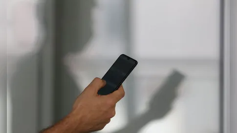 Mulher reage a assalto no portão de casa e recupera celular em Apucarana