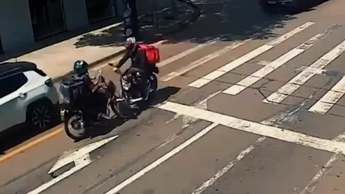 Motociclista invade a contramão e bate de frente com outra moto em Arapongas; veja