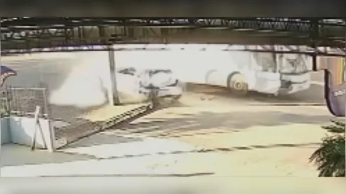 Câmera de segurança flagra ônibus desgovernado que rodou cinco quadras no interior do PR