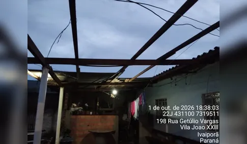 Fortes ventos causam destelhamentos e queda de árvores em Ivaiporã