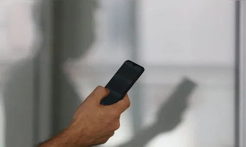 Mulher reage a assalto no portão de casa e recupera celular em Apucarana