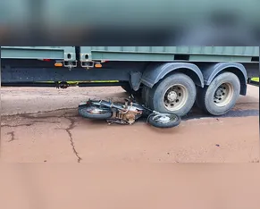 Jovem de 24 anos fica ferido após moto parar embaixo de caminhão em Apucarana
